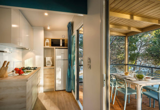 Moderne keuken en terras met eettafel in een vakantiewoning bij Valamar Camping Padova, Kroatië.
