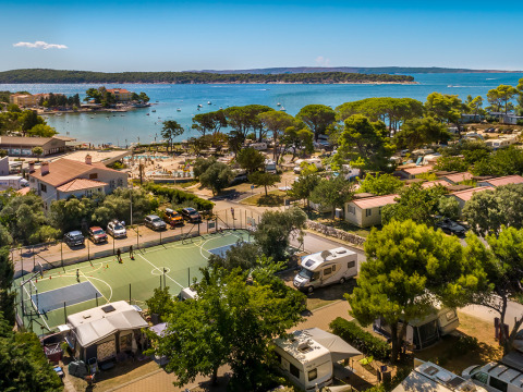 Vista aérea de Valamar Camping Padova con casas móviles, autocaravanas y playa en la costa de Croacia.
