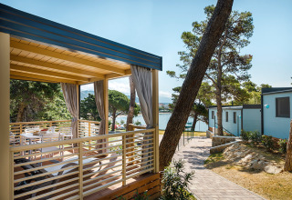 Terraza exterior en Valamar Camping Padova con vistas al mar y modernas casas de vacaciones en Croacia.