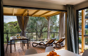 Vista dalla Padova Suite al Valamar Camping Padova, Croazia, terrazza con tavolo da pranzo e lettini.