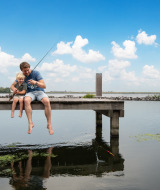 Vater und Sohn beim Angeln - Waterrijk Oesterdam - Tholen, Zeeland, Niederlande