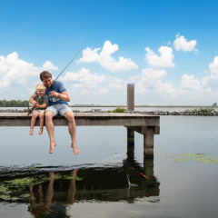 Vader en zoon vissen - Waterrijk Oesterdam - Tholen, Zeeland, Nederland