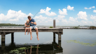 Vader en zoon vissen - Waterrijk Oesterdam - Tholen, Zeeland, Nederland