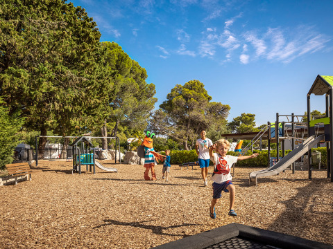 Kinder spielen auf dem Spielplatz von Valamar Camping Padova in Primorje-Gorski Kotar, Kroatien.