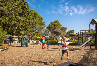 Des enfants jouent sur l’aire de jeux de Valamar Camping Padova en Primorje-Gorski Kotar, Croatie.