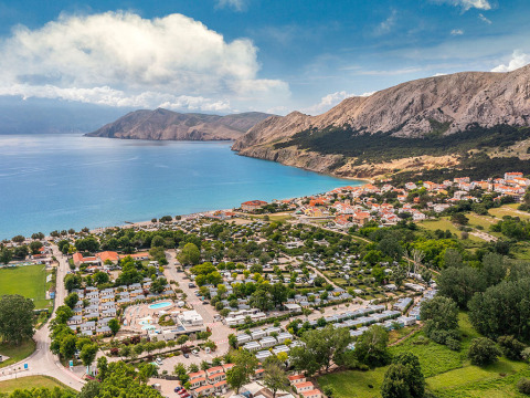 Vue aérienne du parc de vacances Valamar Camping Baška sur la côte de Primorje-Gorski Kotar, Croatie, avec montagnes.