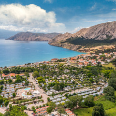 Luftaufnahme des Valamar Camping Baška Ferienparks an der Küste in Primorje-Gorski Kotar, Kroatien, mit Bergen.