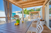 Buitenterras bij Marena Home in Valamar Camping Baška, Kroatië, met ligstoelen, tafel en berguitzicht.