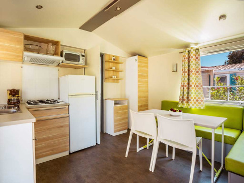 Cuisine et salle à manger modernes au Brioni Superior Home Seaside, Camping Brioni, Croatie, avec déco lumineuse.