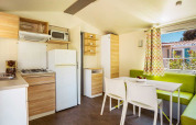 Moderne keuken en eetkamer in Brioni Superior Home Seaside, Camping Brioni, Kroatië, met fris interieur.