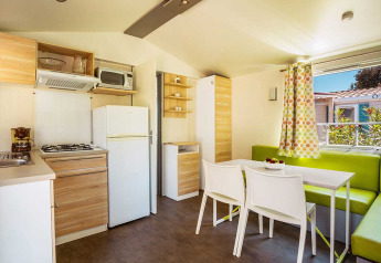 Cuisine et salle à manger modernes au Brioni Superior Home Seaside, Camping Brioni, Croatie, avec déco lumineuse.