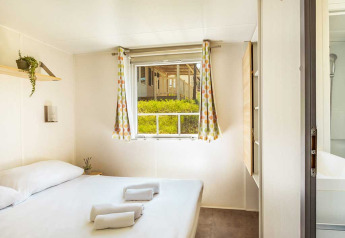 Camera luminosa al Brioni Superior Home Seaside al Camping Brioni, Croazia, con finestra e arredamento moderno.