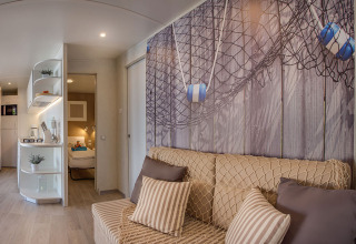 Casa de vacaciones moderna en Valamar Camping Baška con decoración náutica y área de estar acogedora.