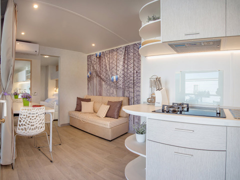 Interior moderno de casa de vacaciones en Valamar Camping Baška, Croacia, con cocina y acogedora sala.