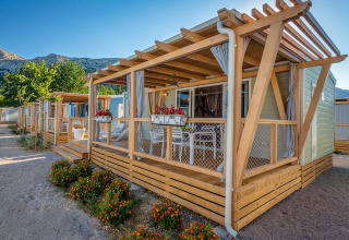 Moderne Mobilheime mit Holzterrasse und Blumen im Valamar Camping Baška, Primorje-Gorski Kotar, Kroatien.