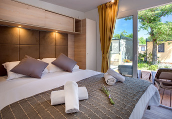 Moderna lodge Vela Bay Home al Valamar Camping Baška in Croazia, con letto confortevole e vista sulla terrazza.