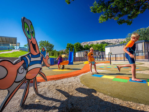 Niños juegan en un colorido parque infantil en Valamar Camping Baška, Primorje-Gorski Kotar, Croacia.