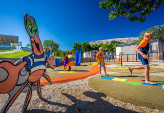Niños juegan en un colorido parque infantil en Valamar Camping Baška, Primorje-Gorski Kotar, Croacia.
