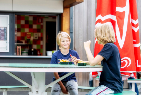 De RappeHap friet eten - Witterzomer - Assen, Drenthe, Nederland