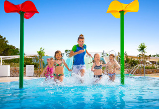 Kinder und eine Erwachsene planschen im Pool des Valamar Camping Krk Ferienparks in Primorje-Gorski Kotar, Kroatien.
