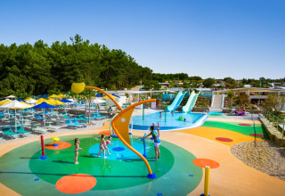 Børn leger på farverig vandlegeplads og rutsjebaner ved Valamar Camping Krk feriepark i Kroatien.