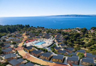 Udsigt over Bella Vista Chalet ved Valamar Camping Krk, Kroatien, med pool og havudsigt om sommeren.