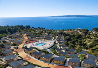 Udsigt over Bella Vista Chalet ved Valamar Camping Krk, Kroatien, med pool og havudsigt om sommeren.