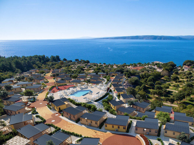Luchtbeeld van Bella Vista Chalet op Valamar Camping Krk, Kroatië, met zwembad en zeezicht.