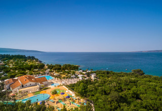Vista aérea de Valamar Camping Krk con piscinas, zona verde y el mar Adriático en Primorje-Gorski Kotar, Croacia.