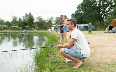 Gæster, der fisker - Witterzomer - Assen, Drenthe, Holland