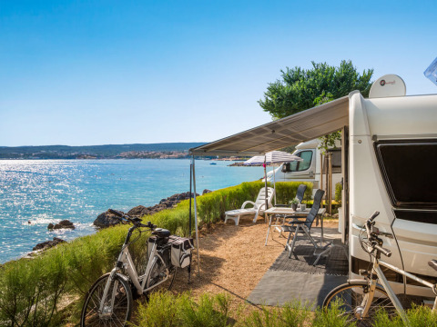 Campeggio sul mare con camper e biciclette al Valamar Camping Krk, Primorje-Gorski Kotar, Croazia.