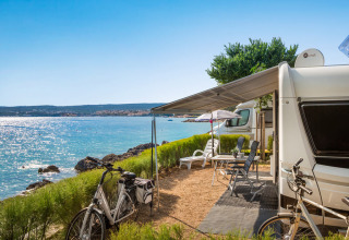 Camping en bord de mer avec camping-car et vélos à Valamar Camping Krk, Primorje-Gorski Kotar, Croatie.