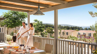 Famiglia si gode la colazione e il tempo insieme sulla terrazza del lodge Krk Home con vista panoramica.