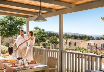Famiglia si gode la colazione e il tempo insieme sulla terrazza del lodge Krk Home con vista panoramica.