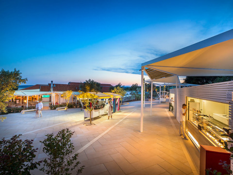 Avondzicht op Valamar Camping Krk vakantiepark in Kroatië met moderne voorzieningen en ontspannen gasten.