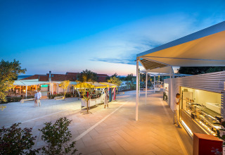 Avondzicht op Valamar Camping Krk vakantiepark in Kroatië met moderne voorzieningen en ontspannen gasten.