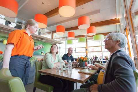 Gasten in restaurant - Witterzomer - Assen, Drenthe, Nederland