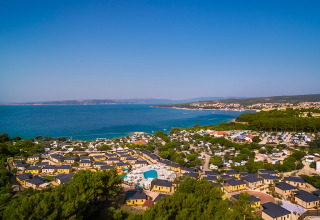 Vista aerea di Valamar Camping Krk a Primorje-Gorski Kotar, Croazia, con bungalow e vista sul mare.