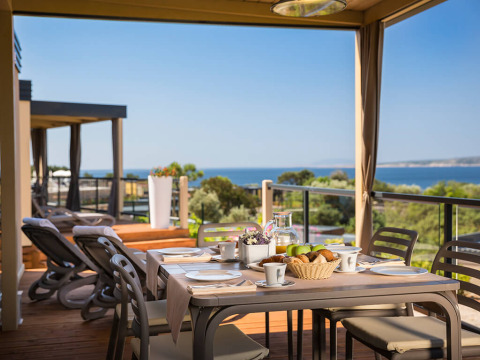 Tavolo da colazione all'aperto con vista mare a Bella Vista Home, Valamar Camping Krk, Croazia.