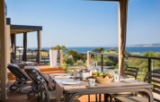 Mesa de desayuno al aire libre con vista al mar en Bella Vista Home, Valamar Camping Krk, Croacia.