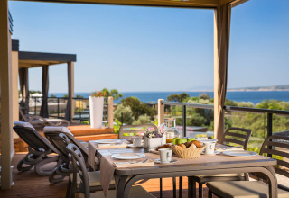 Ontbijttafel buiten met zeezicht bij Bella Vista Home, Valamar Camping Krk, Kroatië.