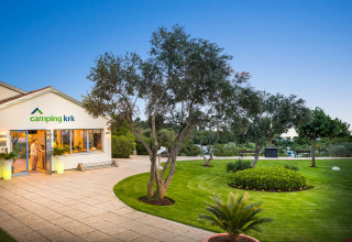 Indgang til Valamar Camping Krk med velplejet have og træer, beliggende i Primorje-Gorski Kotar, Kroatien.