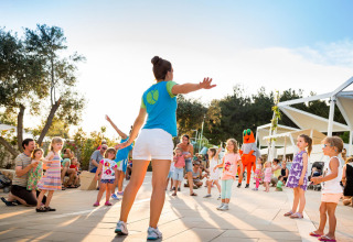 Bambini partecipano ad attività all’aperto guidati da un’animatrice al Valamar Camping Krk, Croazia.