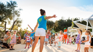 Kinderen doen mee aan buitenactiviteiten met een begeleider bij Valamar Camping Krk, Kroatië.