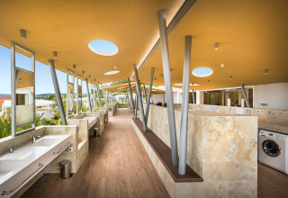Espaces de lavage et laverie modernes à Valamar Camping Krk, Primorje-Gorski Kotar en Croatie.