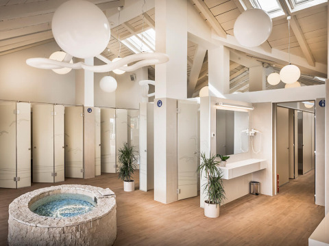 Sanitaires modernes et lumineux avec plantes et jacuzzi au Valamar Camping Krk, Primorje-Gorski Kotar, Croatie.