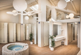 Sanitaires modernes et lumineux avec plantes et jacuzzi au Valamar Camping Krk, Primorje-Gorski Kotar, Croatie.