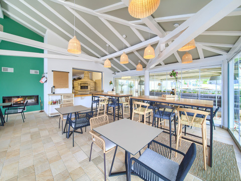 Zona pranzo luminosa e moderna con mobili in legno al Valamar Camping Krk, Primorje-Gorski Kotar, Croazia.