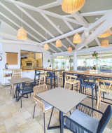 Lichte, moderne eetruimte met houten meubels bij Valamar Camping Krk in Primorje-Gorski Kotar, Kroatië.