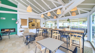 Lichte, moderne eetruimte met houten meubels bij Valamar Camping Krk in Primorje-Gorski Kotar, Kroatië.